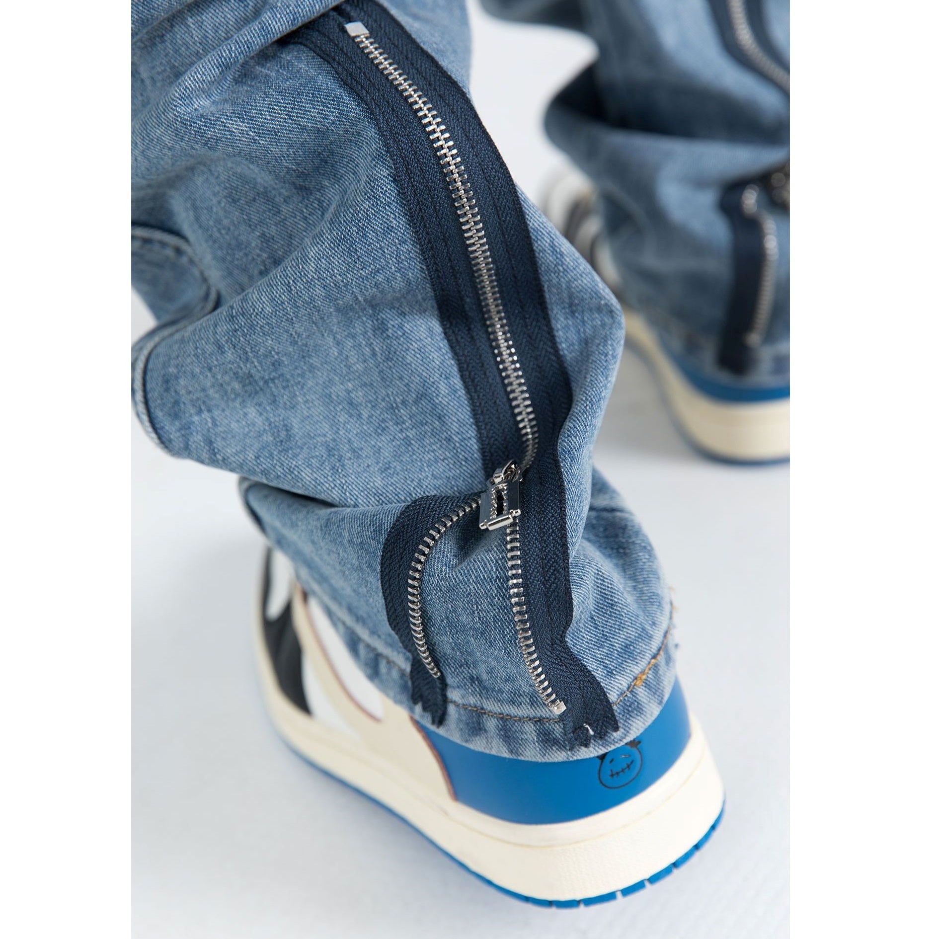 Multi-zip Wash Straight Jeans R9001